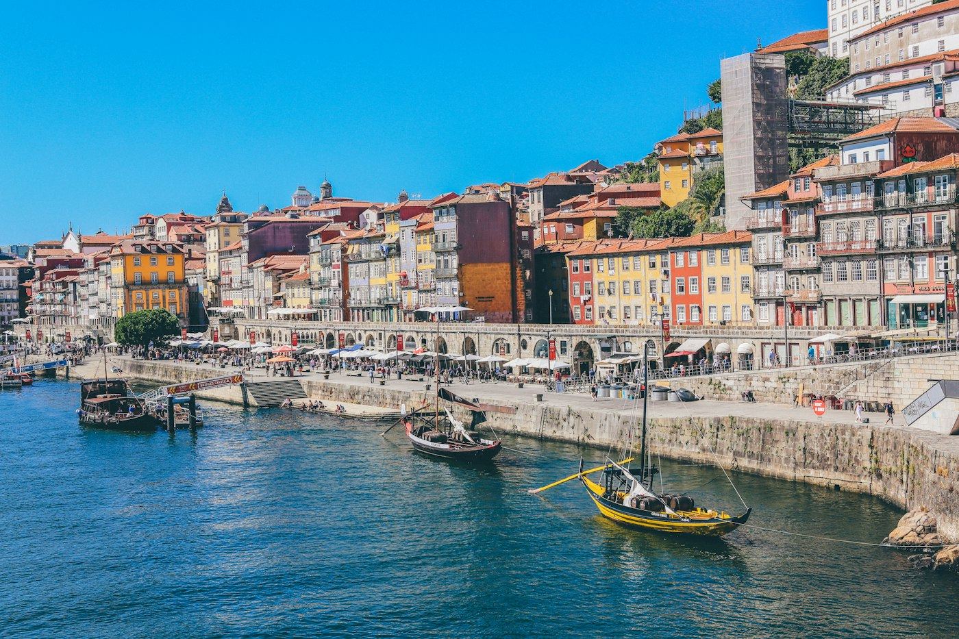 La Ribeira de Oporto sobre el río Douro